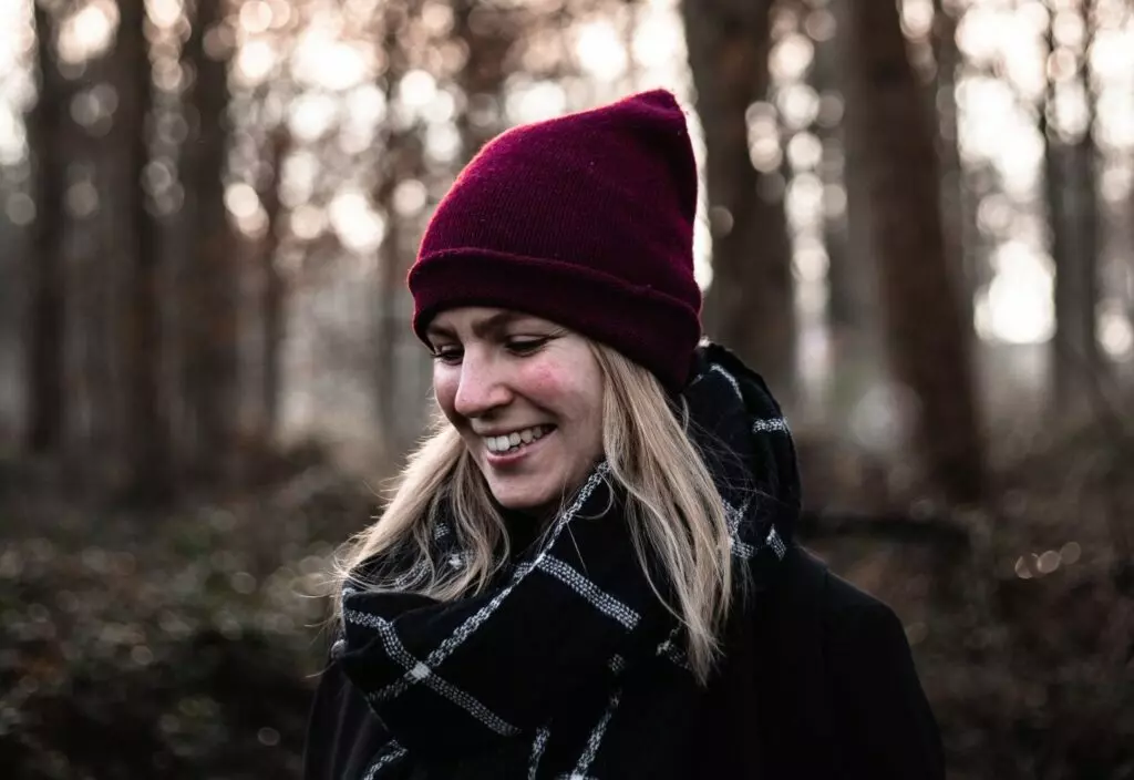 eveline hagenbeek met rode muts in bos