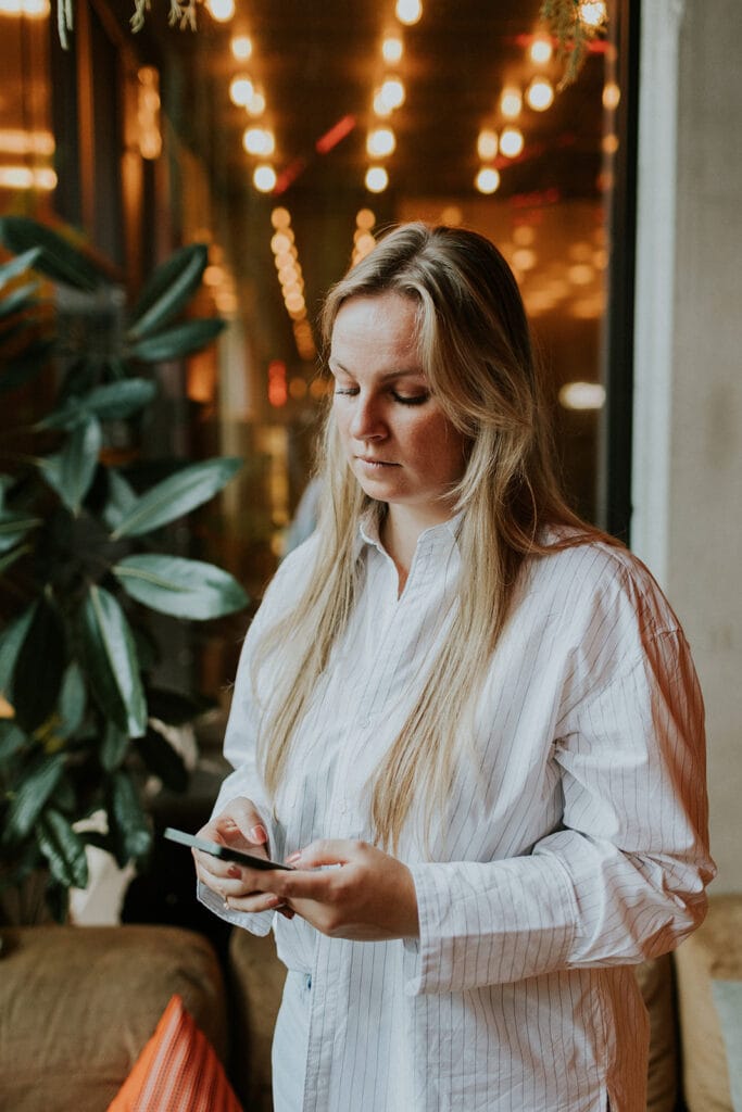 Eveline Hagenbeek met telefoon in handen